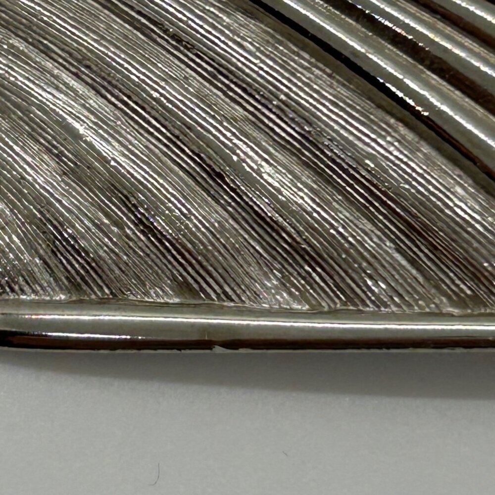 Vintage Art Deco-Inspired Flapper Brooch Silver-Toned Texture Gold-tone Profile - Picture 4 of 16